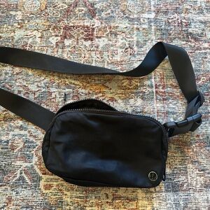 Lululemon crossbody BLACK bag
Good condition/used